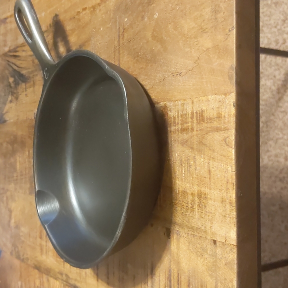 Vintage Unmarked Wagner Cast Iron Skillet, #3 - Picture 5 of 12